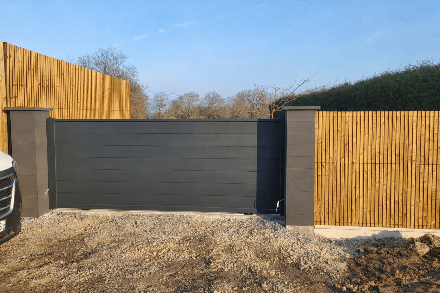 Portail coulissant installé par Menuiserie Louvel